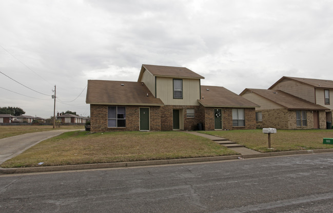 421 SW Thomas St in Burleson, TX - Building Photo - Building Photo