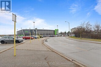 1035 Southdown Rd in Mississauga, ON - Building Photo - Building Photo
