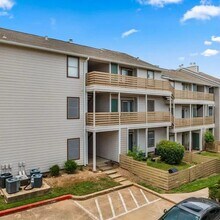 13005 Heinemann Dr in Austin, TX - Building Photo - Building Photo