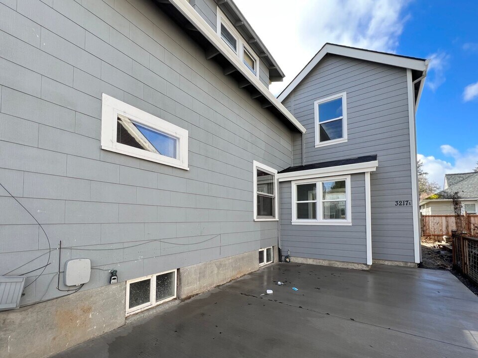 3217 SE Cesar Estrada Chavez Blvd-Unit -ADU #B in Portland, OR - Building Photo