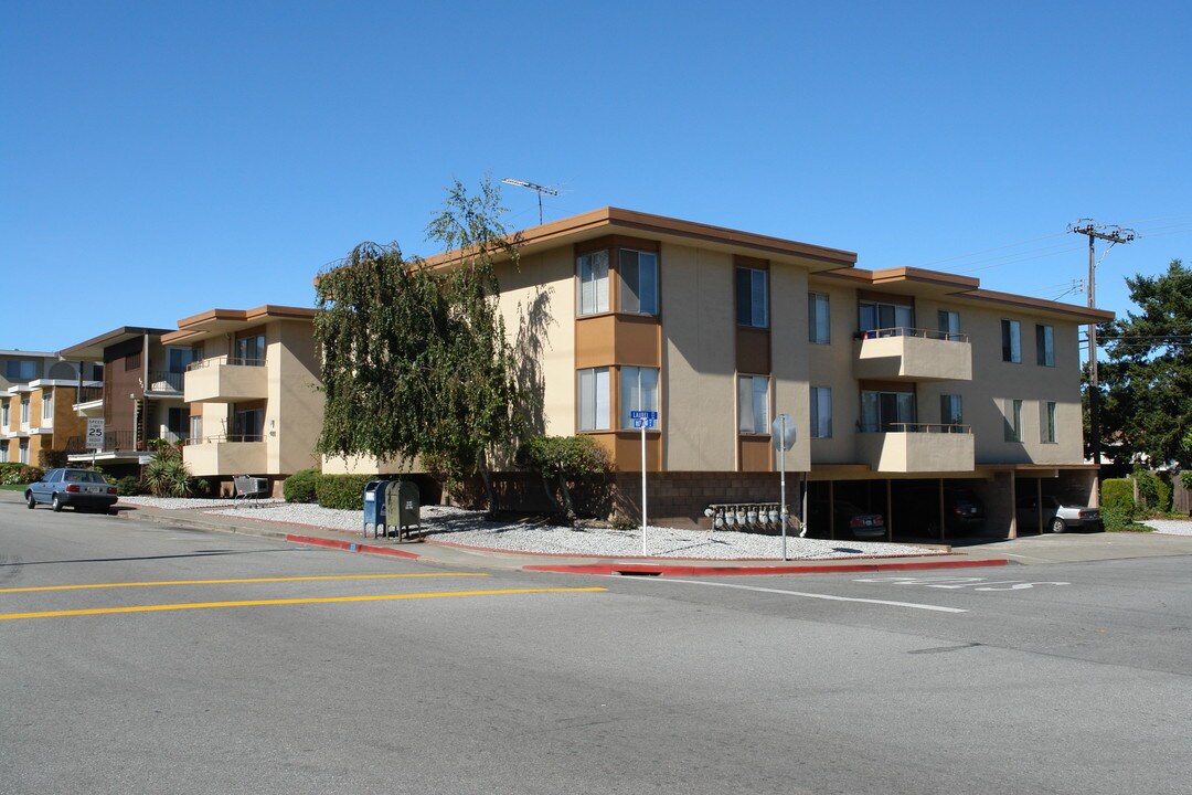 400 Richmond Dr in Millbrae, CA - Building Photo