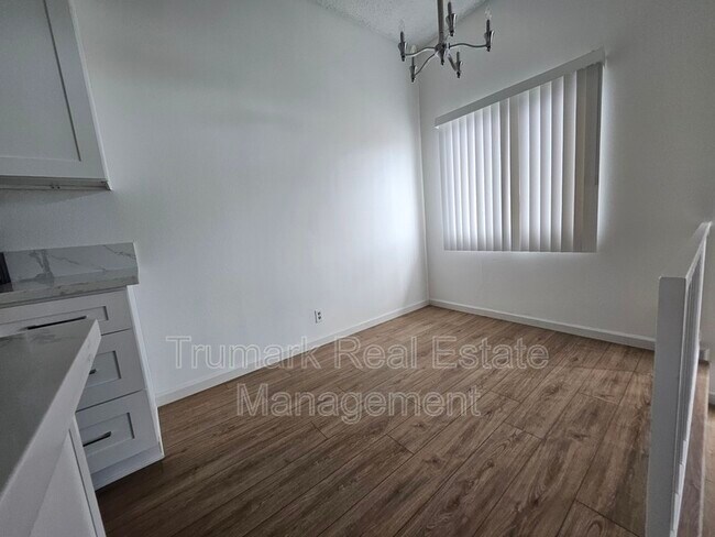 14605 Burbank Blvd in Los Angeles, CA - Building Photo - Building Photo