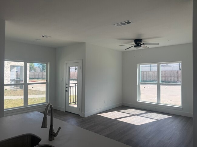 Pin Oak Apartments in Conroe, TX - Foto de edificio - Building Photo