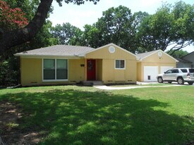 816 E Texas St in Grapevine, TX - Building Photo