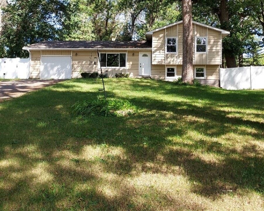 1353 State St in Houlton, WI - Building Photo
