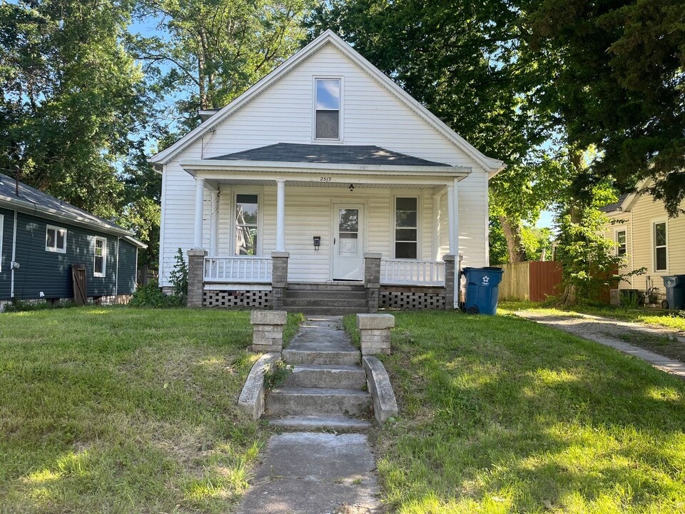 2515 Sanford Ave in Alton, IL - Building Photo