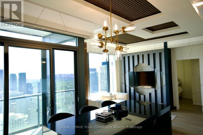 8 Cumberland St in Toronto, ON - Building Photo - Building Photo