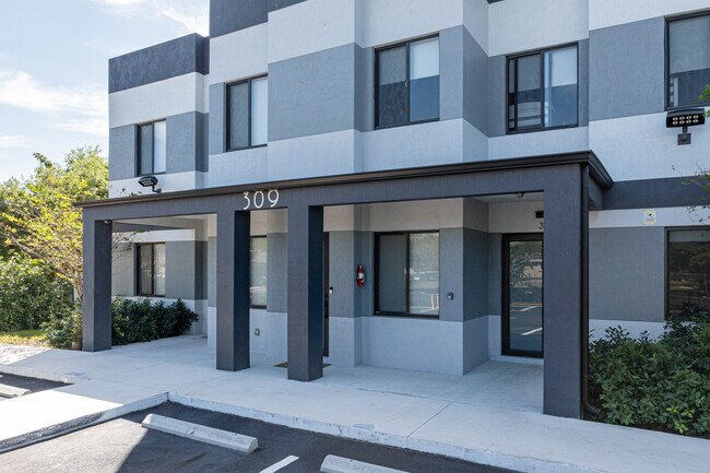 309 NW 7th Ct in Hallandale Beach, FL - Building Photo - Building Photo
