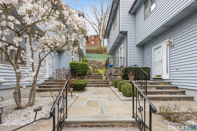 81 Pemberwick Rd in Greenwich, CT - Building Photo - Building Photo