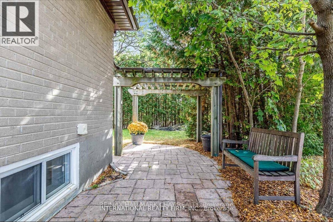 37 Foreht Crescent in Aurora, ON - Building Photo