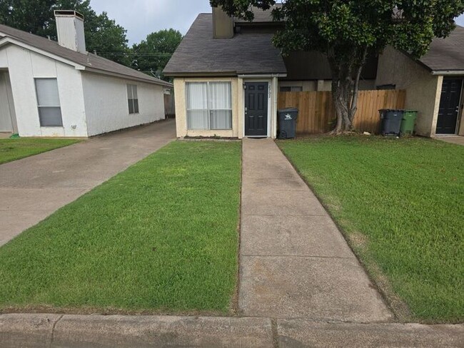 property at 2702 Parkchester Dr