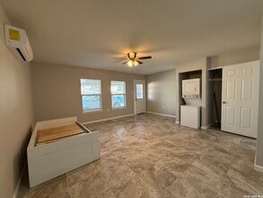 269 E Rosewood Ave in San Antonio, TX - Foto de edificio - Building Photo