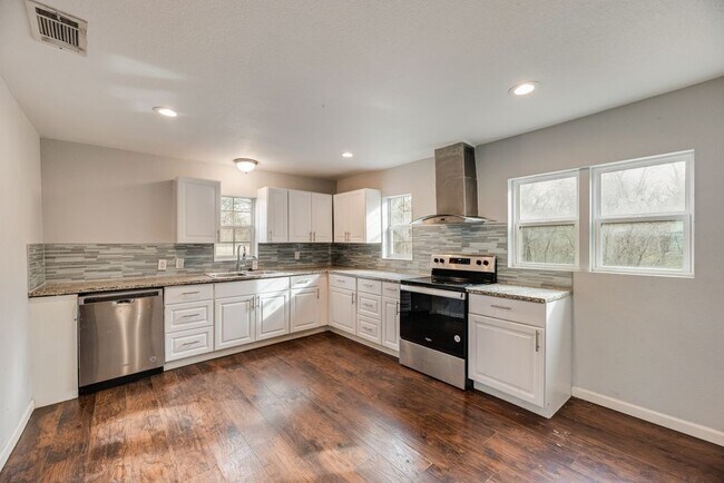 500 E Main St in Denison, TX - Building Photo - Building Photo