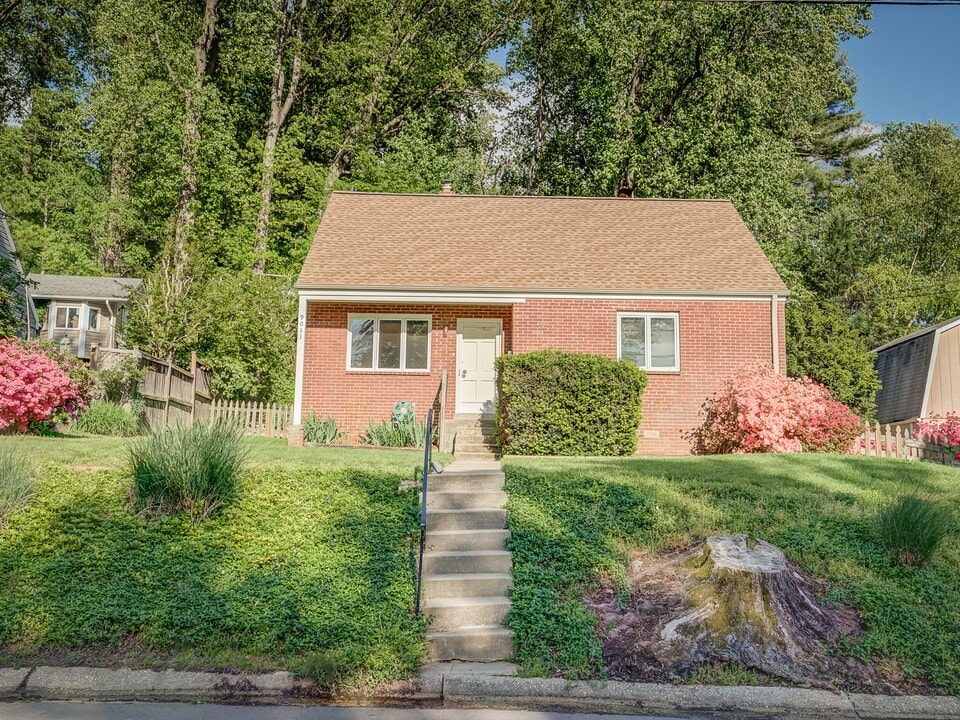 9011 Lindale Dr in Bethesda, MD - Building Photo