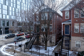 Old Town Village West in Chicago, IL - Building Photo - Building Photo