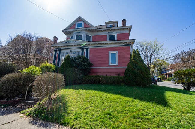 220 Wilson Ave, Unit 1 in Morgantown, WV - Foto de edificio - Building Photo