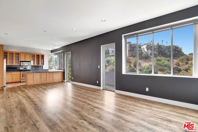 6396 Weidlake Dr in Los Angeles, CA - Building Photo - Building Photo