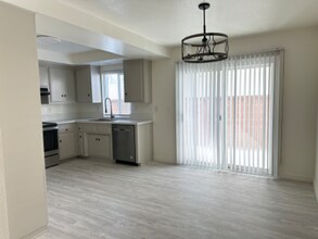 210 S Illinois St, Unit Apt 2 in Anaheim, CA - Building Photo - Building Photo