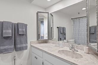 1104 Benjamin Franklin Dr, Unit #518 in Sarasota, FL - Foto de edificio - Building Photo