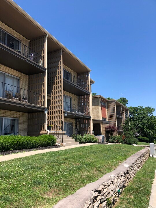 4948 Grand Ave in Kansas City, MO - Building Photo