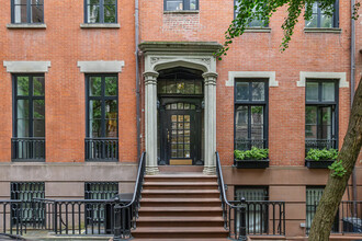 18 E 10th St in New York, NY - Foto de edificio - Building Photo