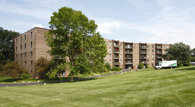 Inverleith Apartments in Palatine, IL - Building Photo - Building Photo