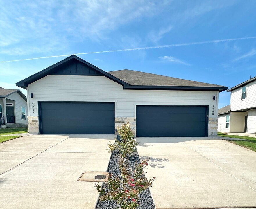 225 Schrader Dr in Buda, TX - Building Photo