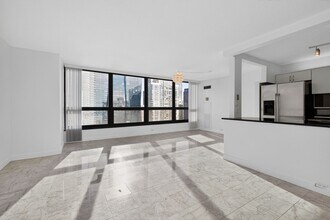 360 E Randolph St, Unit 3105 in Chicago, IL - Building Photo - Building Photo