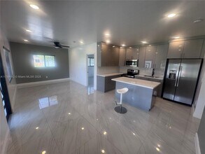 2048 NW 99th Terrace in Miami, FL - Building Photo - Building Photo