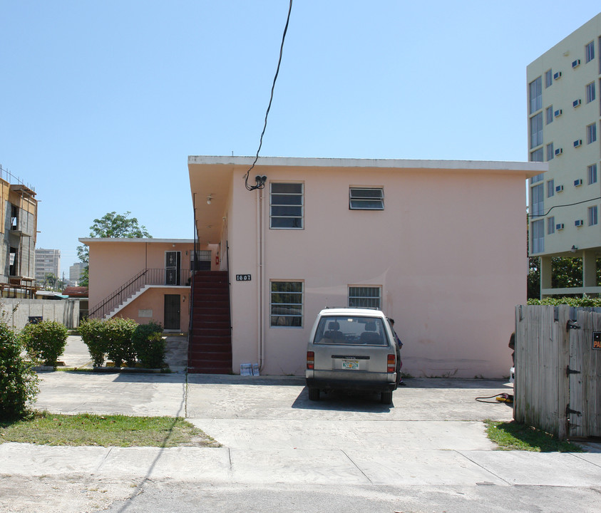 1607 NW 16th Ave in Miami, FL - Building Photo