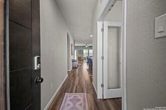 13044 Louberg Vly in San Antonio, TX - Foto de edificio - Building Photo