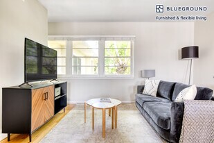 1067 Elkgrove Ave in Los Angeles, CA - Building Photo