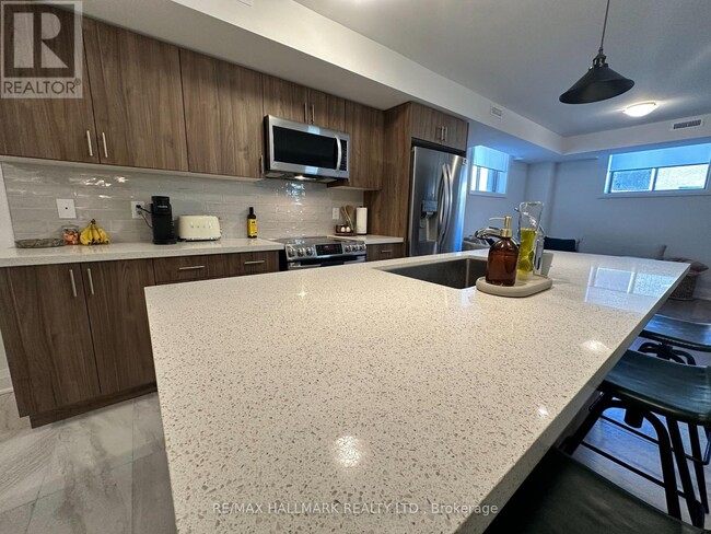 30 Barnyard Trl in Barrie, ON - Building Photo - Building Photo