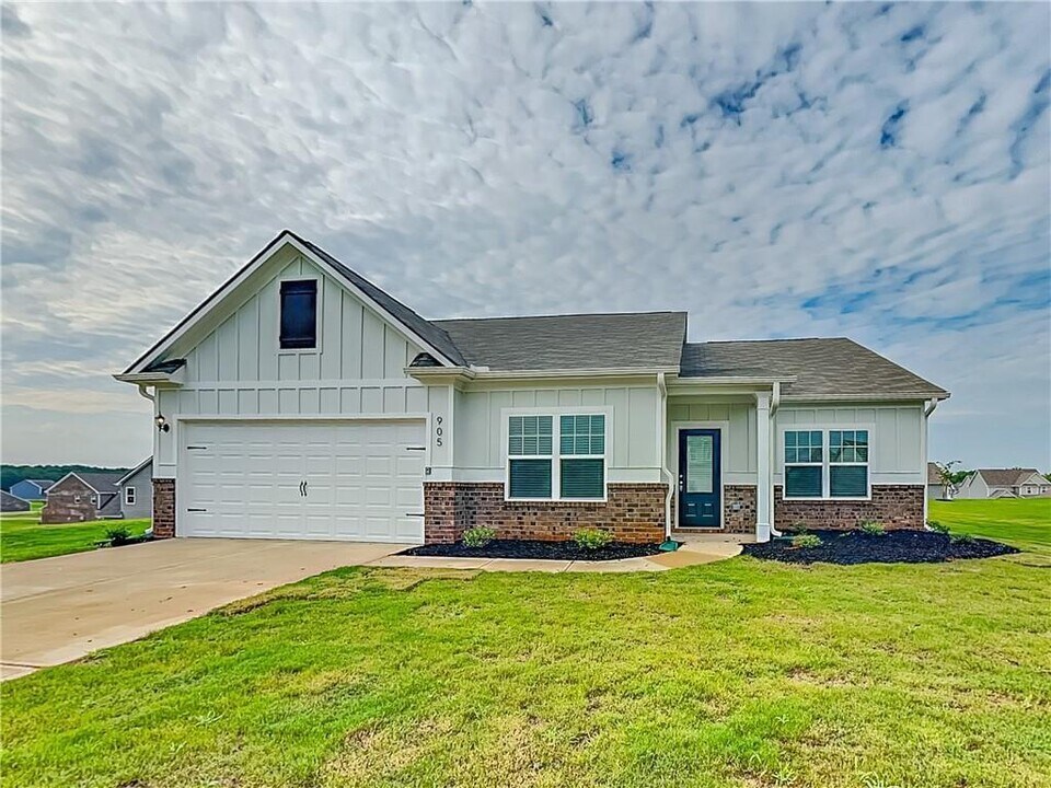 905 Hesston Dr in Locust Grove, GA - Building Photo
