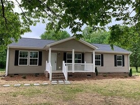 3735 Oakwood Dr in Greensboro, NC - Building Photo