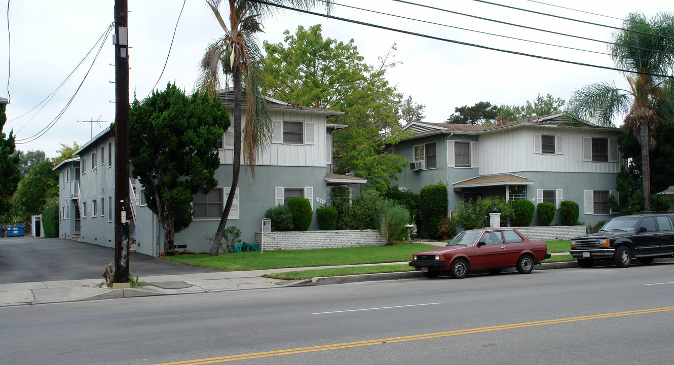 4945-4951 Whitsett Ave in Valley Village, CA - Building Photo