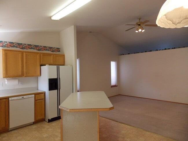 8813 W Bonnie Ave in Kennewick, WA - Building Photo - Building Photo