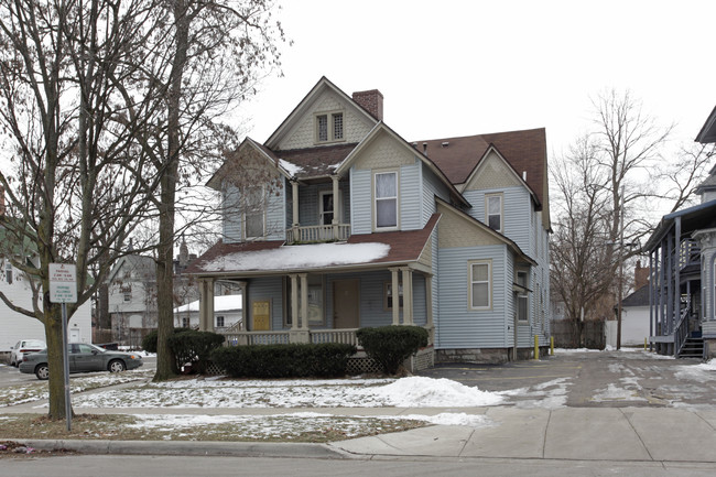 717 Academy St in Kalamazoo, MI - Foto de edificio - Building Photo