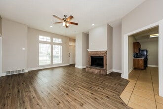 724 Nicole Dr, Unit 108 in Burleson, TX - Building Photo - Building Photo