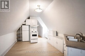 118 Eastwood Rd in Toronto, ON - Building Photo - Building Photo