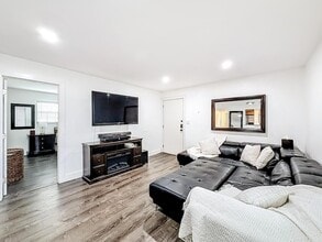 305 SE 11th Ave, Unit D in Pompano Beach, FL - Foto de edificio - Building Photo