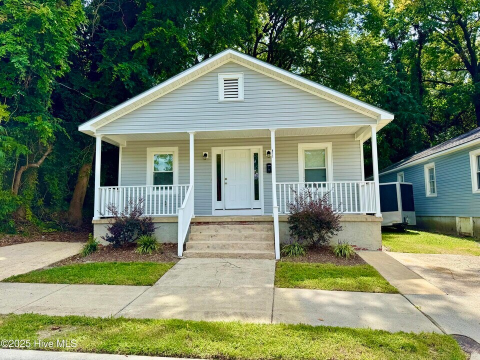 411 W 3rd St in Greenville, NC - Building Photo