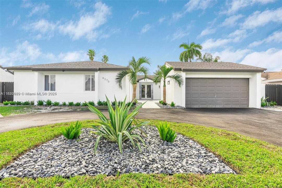 6270 NW 199th St in Hialeah, FL - Building Photo