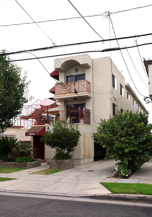 13214 Cordary Ave in Hawthorne, CA - Building Photo