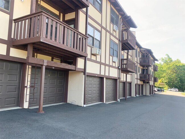 483 Sierra Vista Ln in Valley Cottage, NY - Building Photo - Building Photo