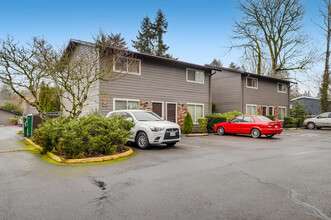 Maple Grove Court in Milwaukie, OR - Foto de edificio - Building Photo