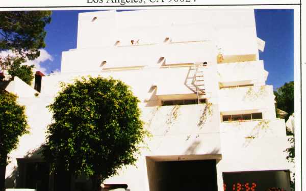 Kelton Place Condominiums in Los Angeles, CA - Building Photo