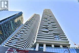 100 Harbour St in Toronto, ON - Building Photo