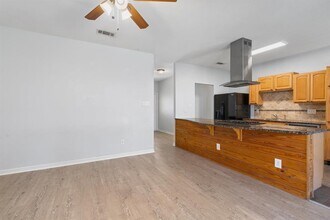 1102 Ivybridge Dr in Pflugerville, TX - Foto de edificio - Building Photo