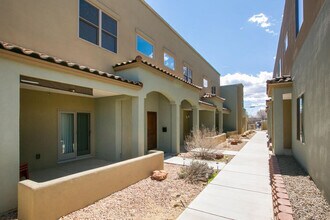 Ten Ten Townhomes in Albuquerque, NM - Foto de edificio - Building Photo
